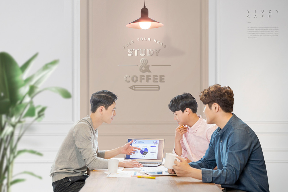 카페에서 함께 배우고 의견을 나누는 청년들