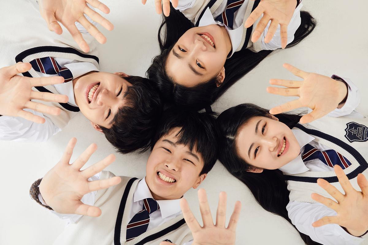 밝게 웃으며 문화 활동을 즐기는 청소년들